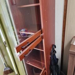 かなり古い本棚です