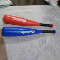 プラスチック製おもちゃのバット2本