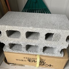 モルタルセメント、コンクリートブロック2個の画像