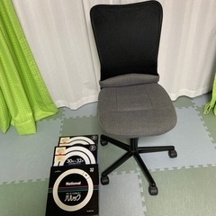 デスクチェアと蛍光灯