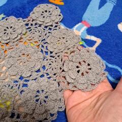 未使用 ハンドメイド 手編み 敷物 グレー 花柄の画像