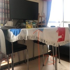 テーブルとイス4本の画像