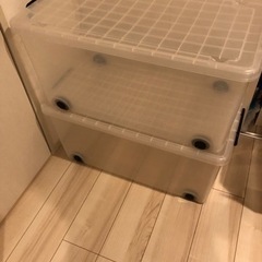 収納ケース2個　蓋に擦れ、たわみあり