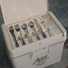 クーラーボックスにコンパクトに収まる簡単炊飯セットの画像