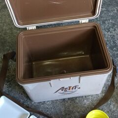 クーラーボックスにコンパクトに収まる簡単炊飯セットの画像