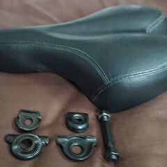 新品　自転車サドル＋取付金具　300円