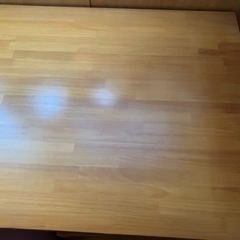 学習机、椅子、照明の画像