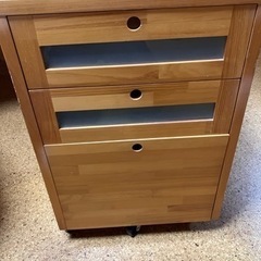 学習机、椅子、照明の画像