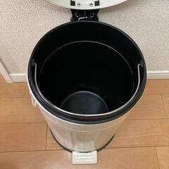 ペダルを踏んで蓋をあけるゴミ箱ですの画像