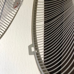 扇風機 ジャンク カバー爪なし 作動しますの画像