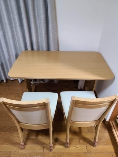 テーブルと椅子　- ニトリ