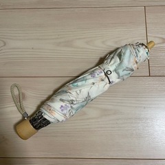 二段折りの折りたたみ傘の画像