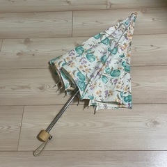 二段折りの折りたたみ傘の画像