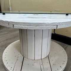 丸テーブル（半円5㎜ガラス、キャスター付き）の画像