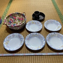 重箱、弁当箱、皿の画像