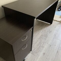 (中古）　アイリスチトセ製の事務、勉強机　デスクワゴン付きの画像
