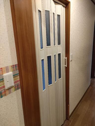 アコーディオン式のドア