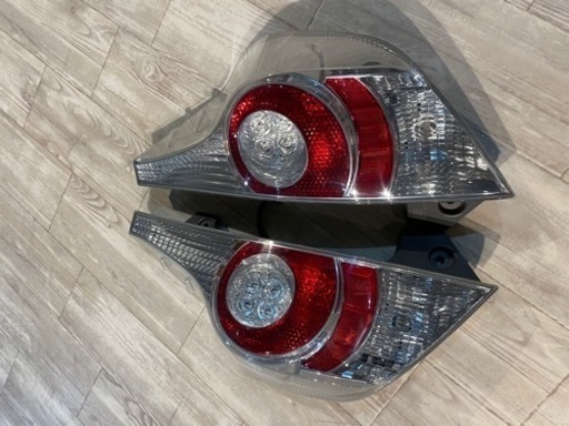 アクアNHP10 前期　純正テールランプ