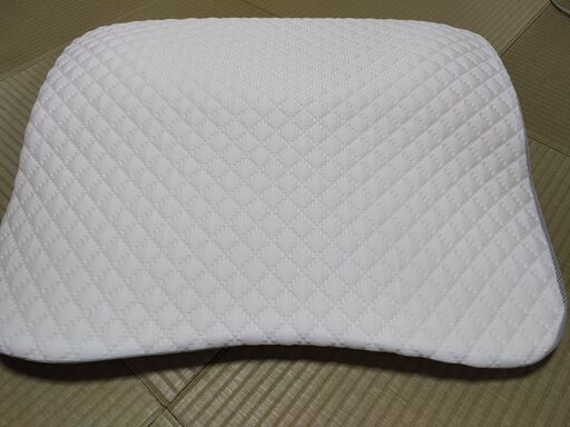 ニトリ　肩・首・背中も支える枕＋専用カバー(定価：5,990円＋1,790円)