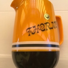 水を入れる容器