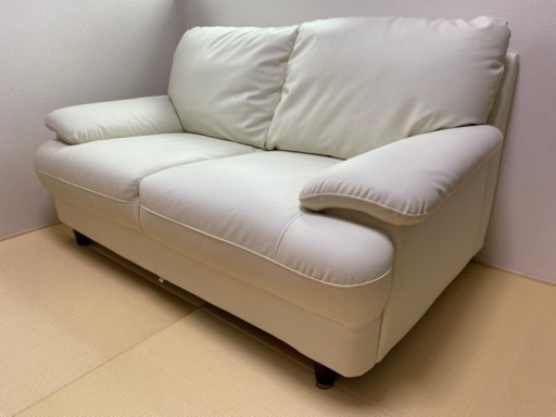 真っ白なソファ 2人掛け ゆったりひじおき
