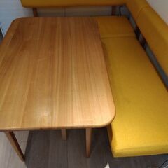 ダイニングテーブルと椅子