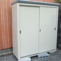 中古　物置　再塗装済　幅157ｃｍ、奥行54ｃｍ、高さ168ｃｍ　