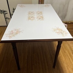 ダイニングテーブル(75cmX120cm)と椅子4脚　無料の画像