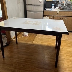 ダイニングテーブル(75cmX120cm)と椅子4脚　無料の画像