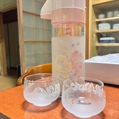 ガラスのコップとサーバーの画像
