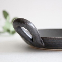 【新品未使用】直火OK！取っ手付きプレート 耐熱皿 萬古焼 黒 ブラックの画像