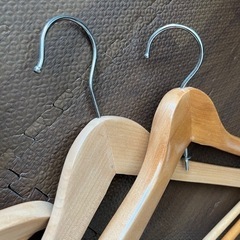 木製ハンガー17本、プラスチックハンガー5本の画像