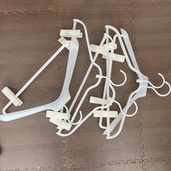 木製ハンガー17本、プラスチックハンガー5本の画像