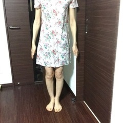 女性のワンピース　