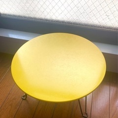黄色いミニテーブルの画像