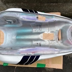 XJR400 タンク　中は綺麗　左側傷あり、右側凹みの画像