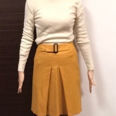 カーキ色のボックススカート