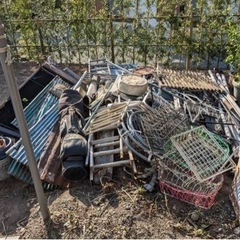 鉄くず、単管パイプ、アルミサッシ、三脚、錆びた大工道具、釘、古い...