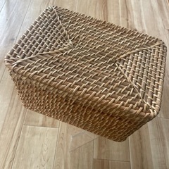 無印良品　　ラタンバスケット蓋付き