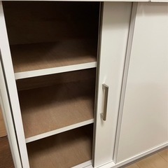 白の食器棚の画像