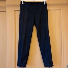 ユニクロ「アンクルパンツ」レディースS。紺色チェック柄。