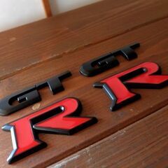 GT-R　メタル　エンブレム　ブラックレッド　２個　＆　オマケプレゼントの画像