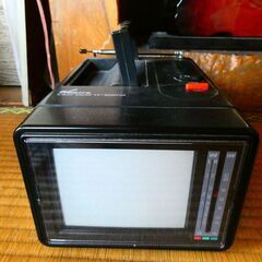 古い日立のカーテレビ　アダプター難あり