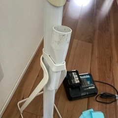 マキタ　掃除機　CL107FD スタンド付きの画像