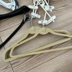 用途別ハンガーまとめて100本ほどの画像