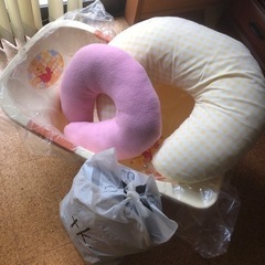 ベビーバスとクッションの画像