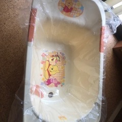 ベビーバスとクッションの画像