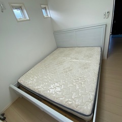 IKEA クイーンサイズ ベッド 白の画像