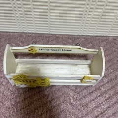 猫と蝶々の入れ物の画像