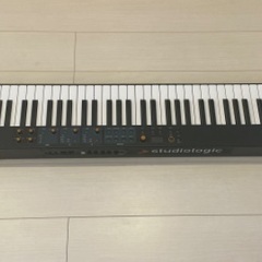 【Numa Compact 2 スピーカー内蔵ピアノ】ペダル付きの画像